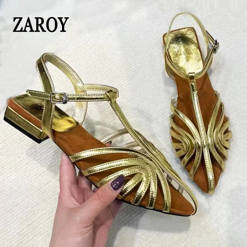 Sandálias femininas da moda 2024, douradas e prateadas, com salto baixo, casuais, de bico aberto, leves e estilosas para o verão.