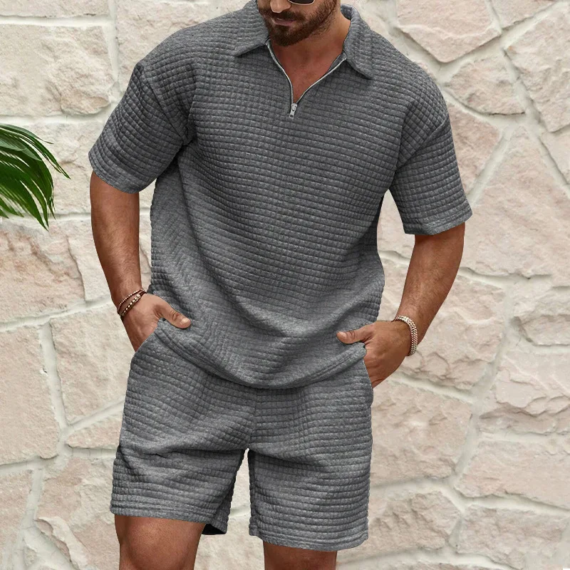 Tendências europeias e americanas para primavera/verão 2024: Conjunto esportivo juvenil com shorts xadrez de manga curta e lapela para atividades ao ar livre.