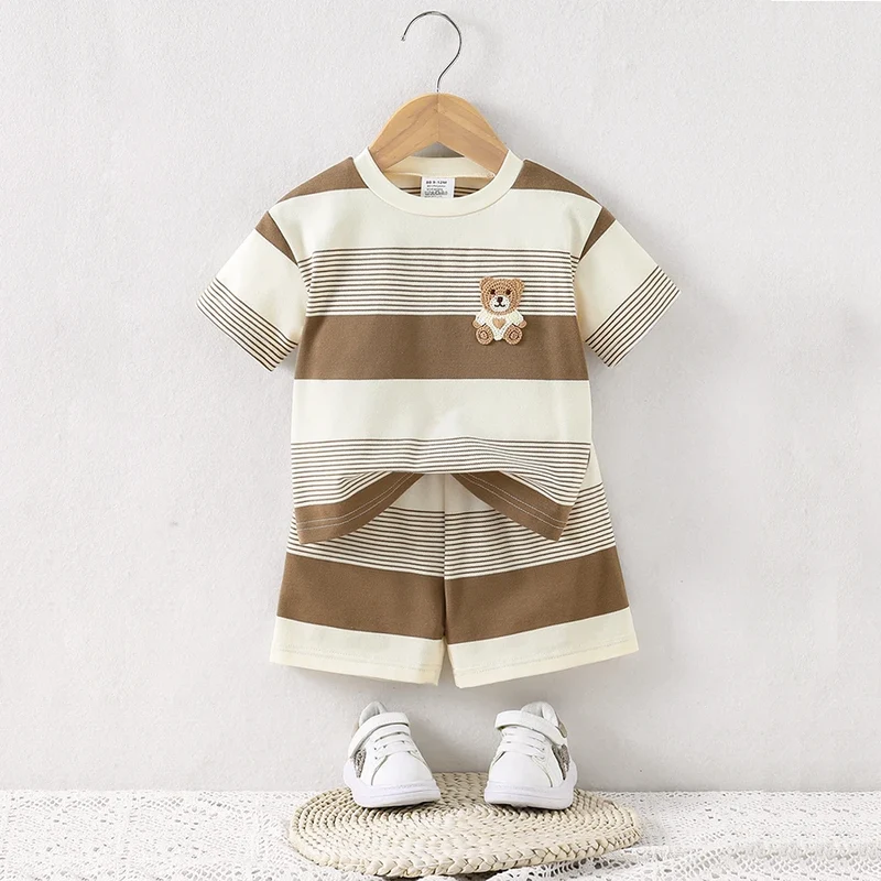 Conjunto de verão 2025 para bebês, composto por camiseta de gola redonda e shorts em malha respirável e fresca para meninos e meninas.