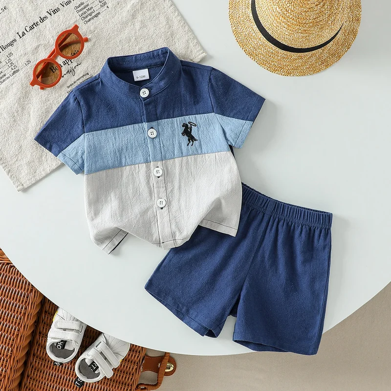 Conjunto de 2 peças para bebê menino, ideal para o verão, lazer ao ar livre, em algodão respirável e confortável, com estampa patchwork colorida, manga curta e shorts. Tamanhos de 1 a 3 anos.