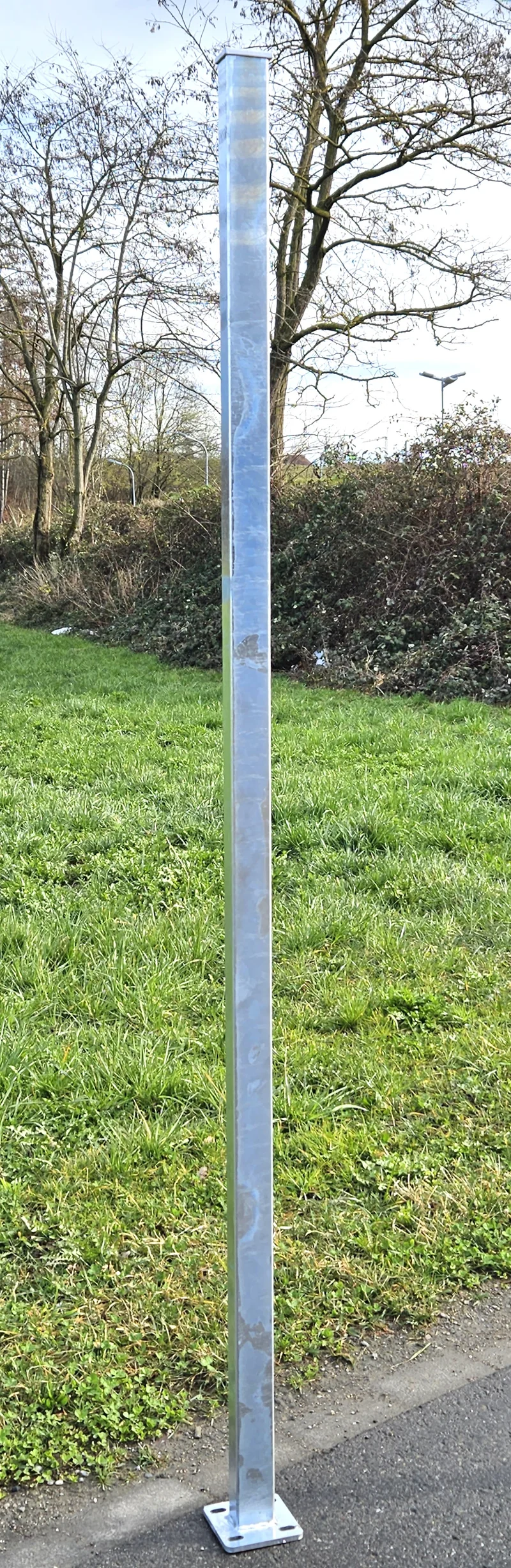 Vierkantpfosten / Rohr, 60/40 mm mit Fussplatten